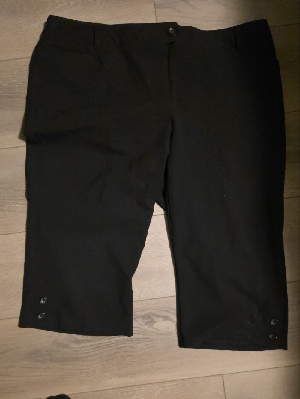 Reitmans Black Knee-Length Capris